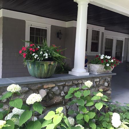 Hilltop House Bed & Breakfast Amenia Bagian luar foto