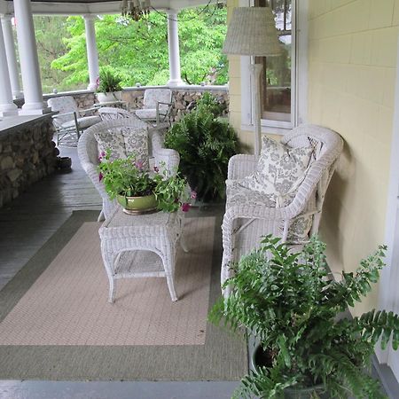 Hilltop House Bed & Breakfast Amenia Bagian luar foto