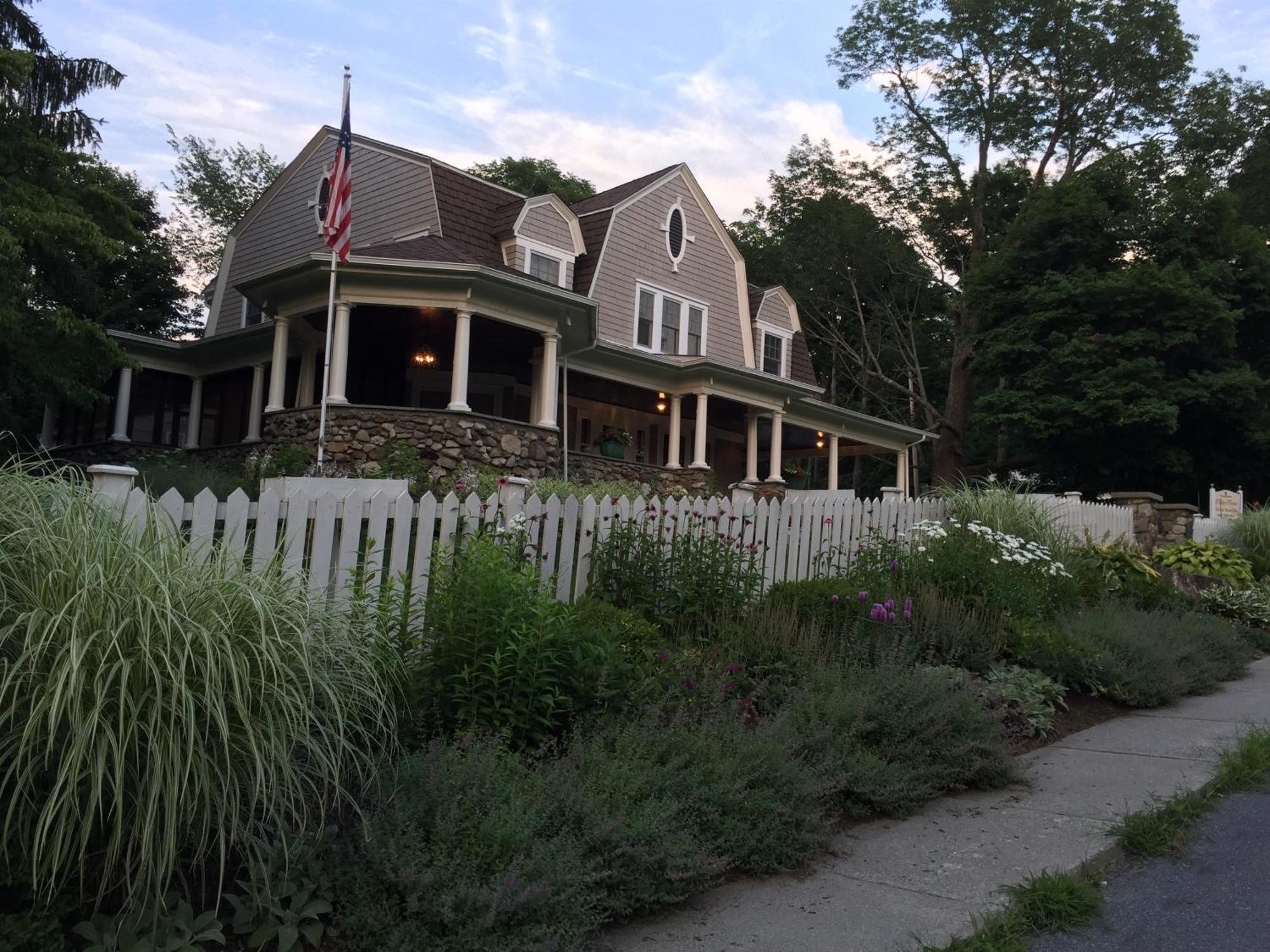 Hilltop House Bed & Breakfast Amenia Bagian luar foto