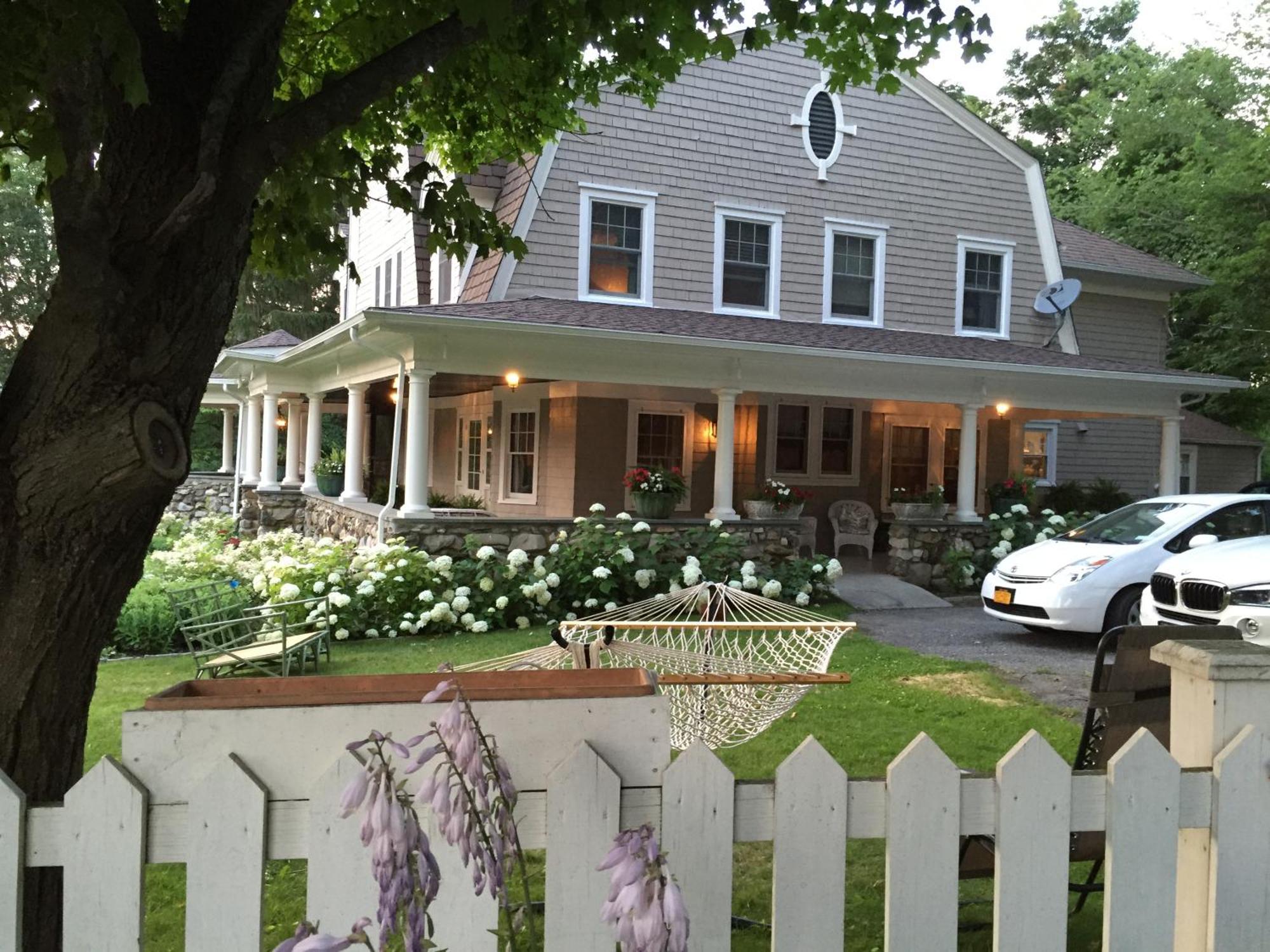 Hilltop House Bed & Breakfast Amenia Bagian luar foto