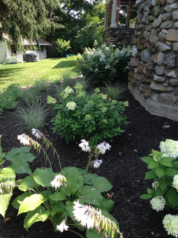 Hilltop House Bed & Breakfast Amenia Bagian luar foto