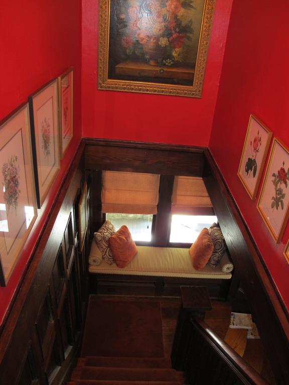 Hilltop House Bed & Breakfast Amenia Bagian luar foto