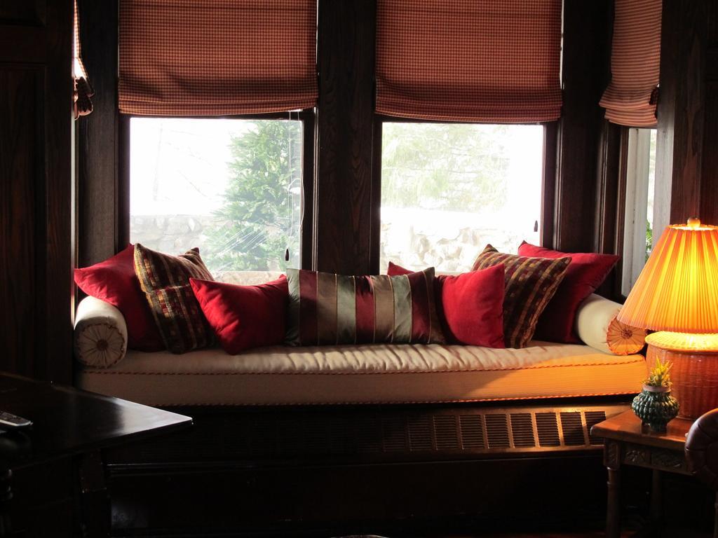 Hilltop House Bed & Breakfast Amenia Bagian luar foto
