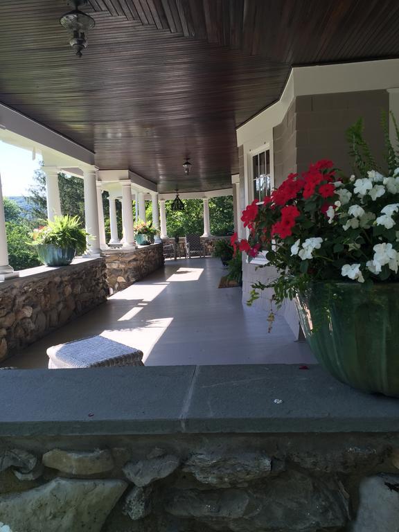 Hilltop House Bed & Breakfast Amenia Bagian luar foto