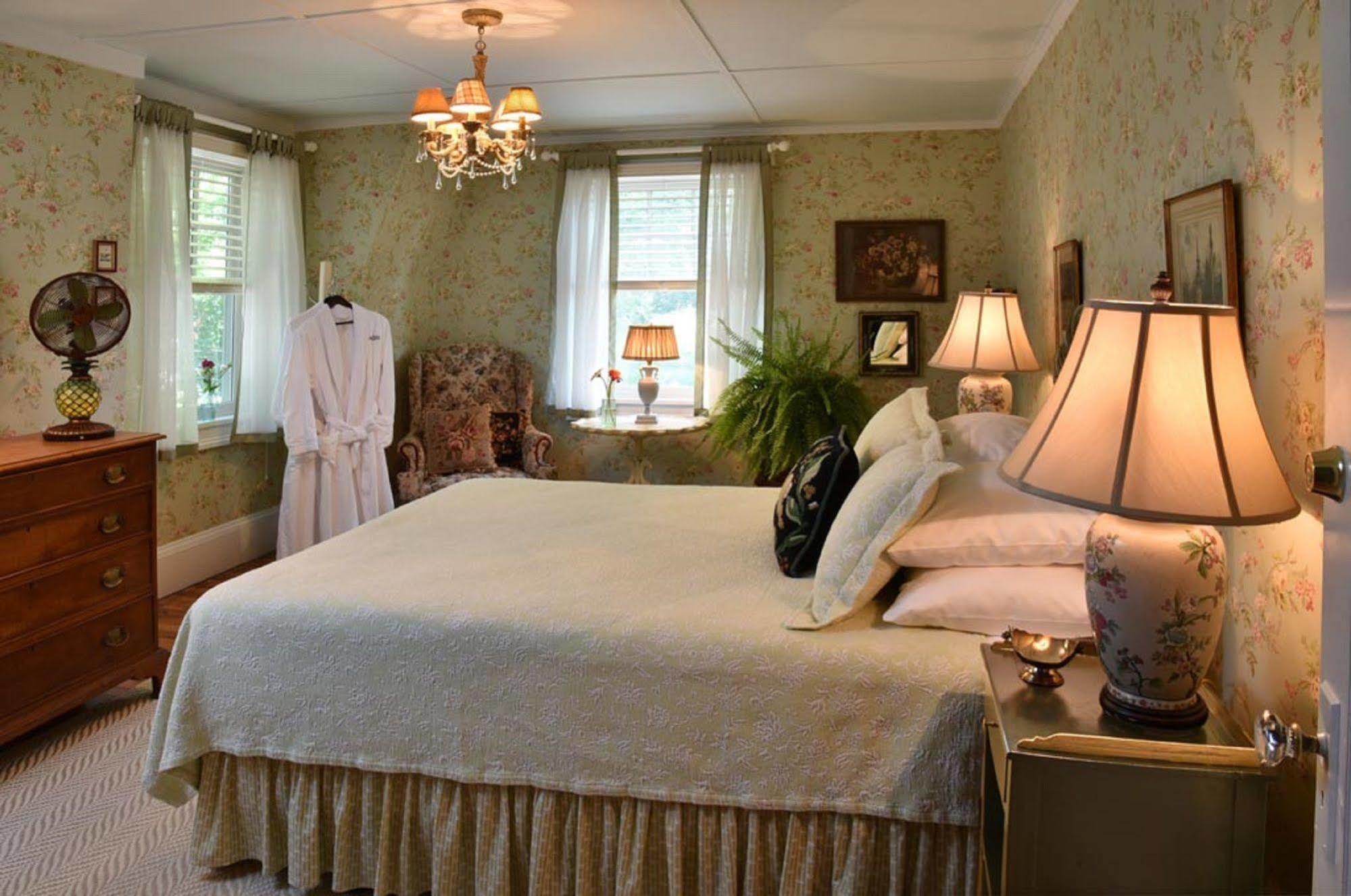 Hilltop House Bed & Breakfast Amenia Bagian luar foto