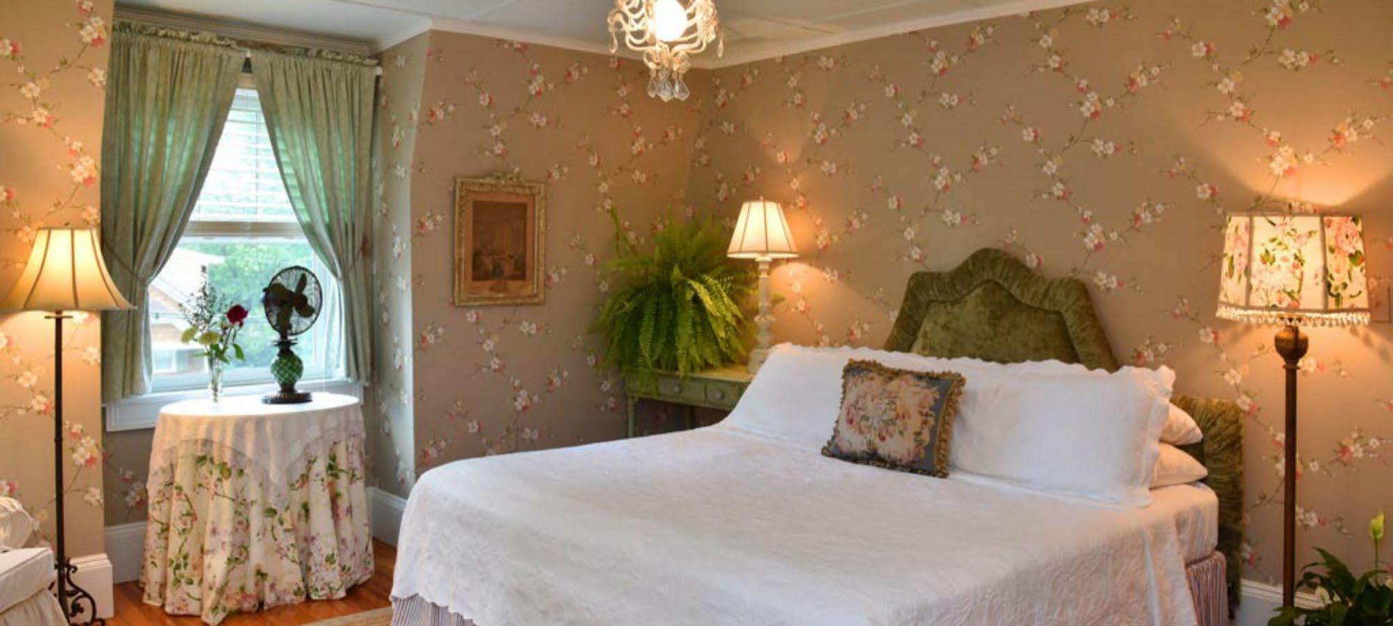Hilltop House Bed & Breakfast Amenia Bagian luar foto