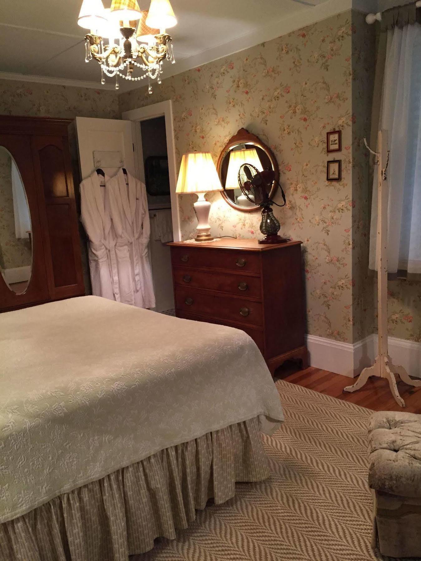 Hilltop House Bed & Breakfast Amenia Bagian luar foto