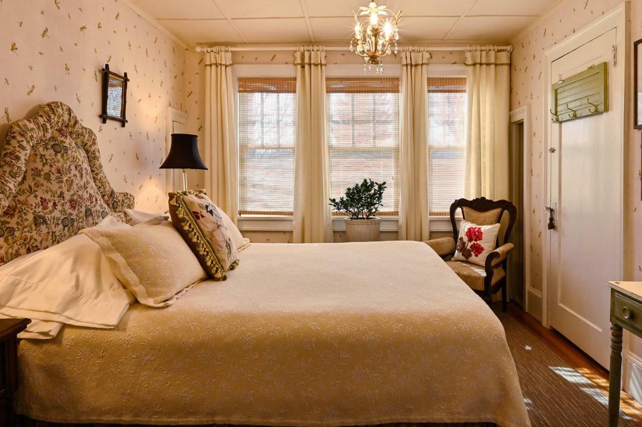 Hilltop House Bed & Breakfast Amenia Bagian luar foto