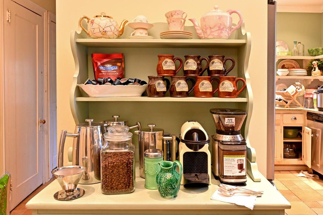 Hilltop House Bed & Breakfast Amenia Bagian luar foto