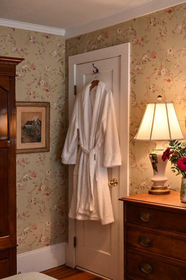 Hilltop House Bed & Breakfast Amenia Bagian luar foto