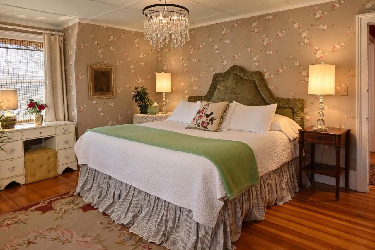 Hilltop House Bed & Breakfast Amenia Bagian luar foto