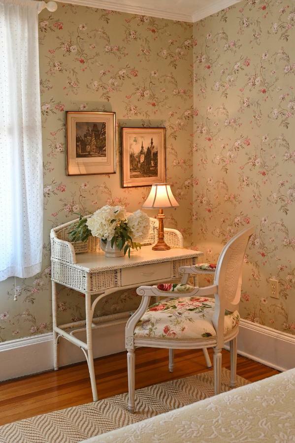 Hilltop House Bed & Breakfast Amenia Bagian luar foto