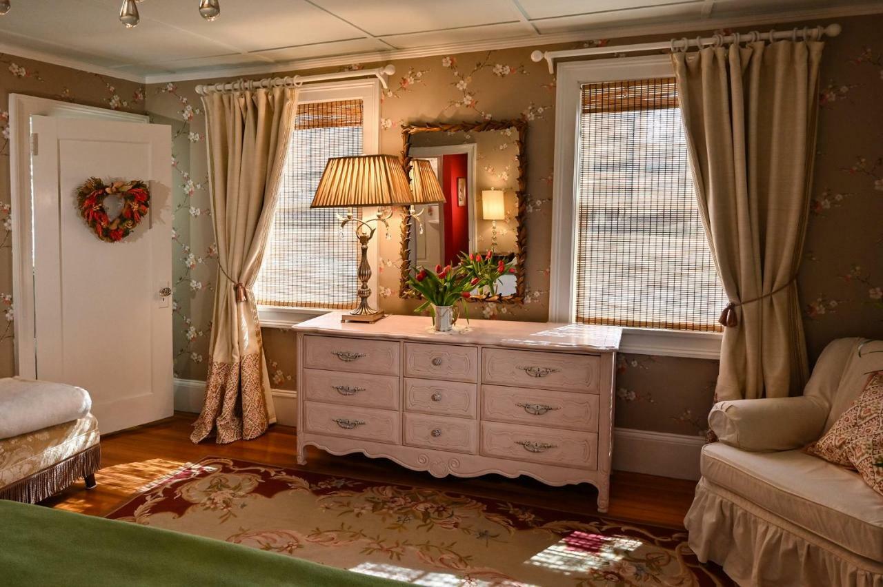 Hilltop House Bed & Breakfast Amenia Bagian luar foto